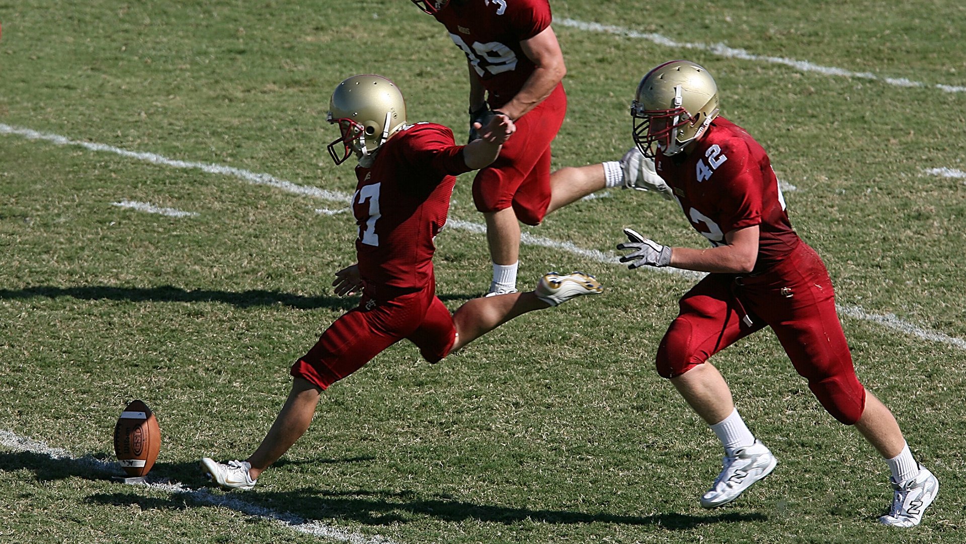 中超联赛中国足球逆袭 球迷情绪持续高涨，中超足球队最新动态